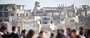 ARCHIV - 15.01.2025, Syrien, Damaskus: Eine Gruppe mit Svenja Schulze (SPD), Bundesministerin für wirtschaftliche Zusammenarbeit und Entwicklung, steht im Stadtteil Dschubar während eines Besuchs in Syrien. (zu dpa: «Wie weiter in Syrien? Gipfel in Paris sucht Weg für Übergang») Foto: Sebastian Gollnow/dpa +++ dpa-Bildfunk +++