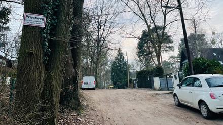 Berlin-Kladow – vor dem Abriss der Straßenbeleuchtung – Freileitung in Wublitzweg Straße 153 – Privatstraße in Spandau