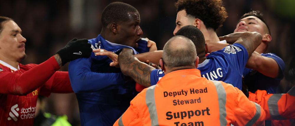 Nach dem Abpfiff kommt es zur Rudelbildung.