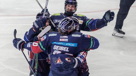 Die Eisbären Berlin feiern den Kantersieg gegen Düsseldorf