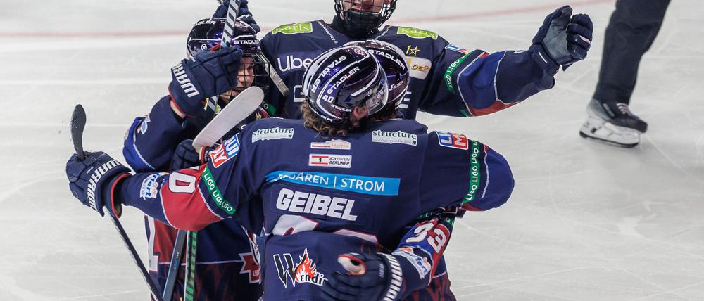 Die Eisbären Berlin feiern den Kantersieg gegen Düsseldorf