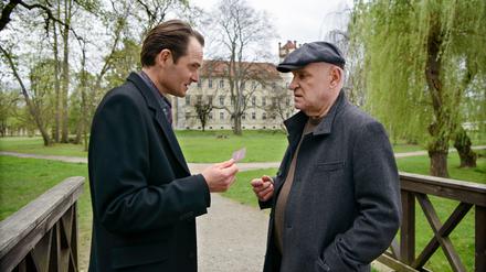 Prof. Levi A. Than (Fabian Hinrichs) verwirrt Ex-Kommissar Krüger (Christian Redl) mit seinen Theorien. 