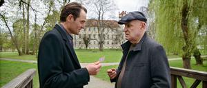 Prof. Levi A. Than (Fabian Hinrichs) verwirrt Ex-Kommissar Krüger (Christian Redl) mit seinen Theorien. 