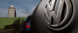 Ein Golf mit einem verdreckten Volkswagen-Logo steht auf einem Mitarbeiterparkplatz am VW Werk in Wolfsburg.