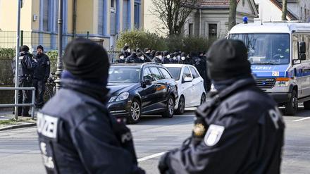 Die Polizei bei einem Einsatz vor der Villa in Buckow. (Archivbild)