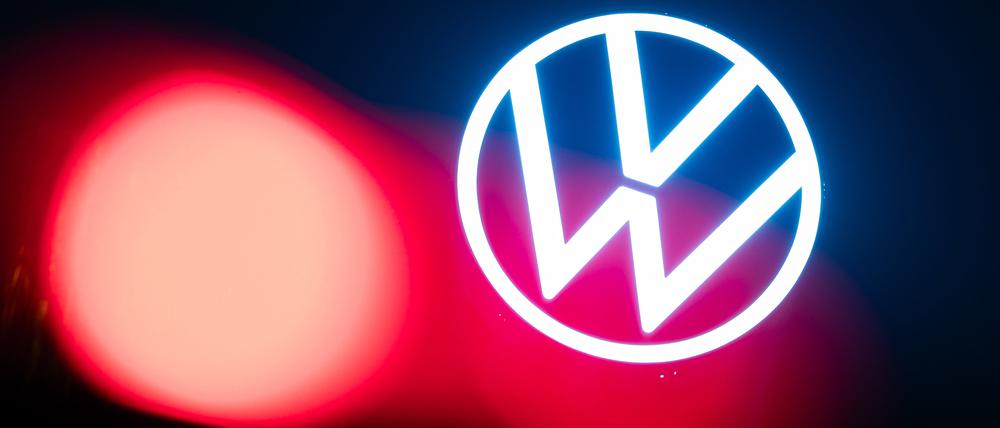 05.02.2025, Niedersachsen, Wolfsburg: Eine rote Auto-Rückleuchte leuchtet am frühen Morgen vor dem Logo auf dem Dach des VW-Markenhochhaus. Nach der Tarifeinigung im Dezember lädt der VW-Betriebsrat die Beschäftigten zur Betriebsversammlung in Wolfsburg ein. Foto: Moritz Frankenberg/dpa +++ dpa-Bildfunk +++