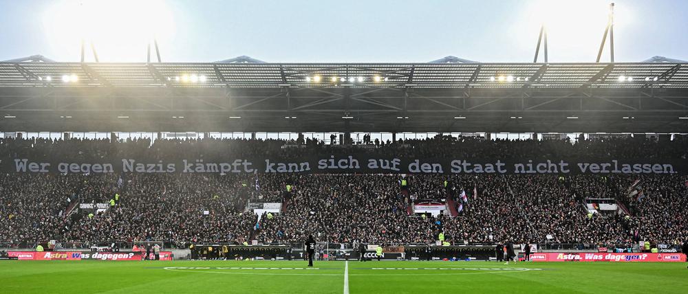 Die Fans des FC St. Pauli zeichnet eine klare Haltung gegen Rechtsextremismus aus.