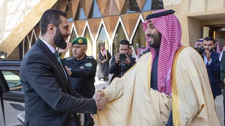 Kronprinz Mohammed bin Salman (r.) begrüßt den syrischen Interimspräsidenten Ahmed al-Scharaa in Riad. 
