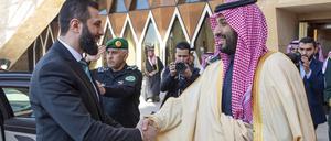 Kronprinz Mohammed bin Salman (r.) begrüßt den syrischen Interimspräsidenten Ahmed al-Scharaa in Riad. 