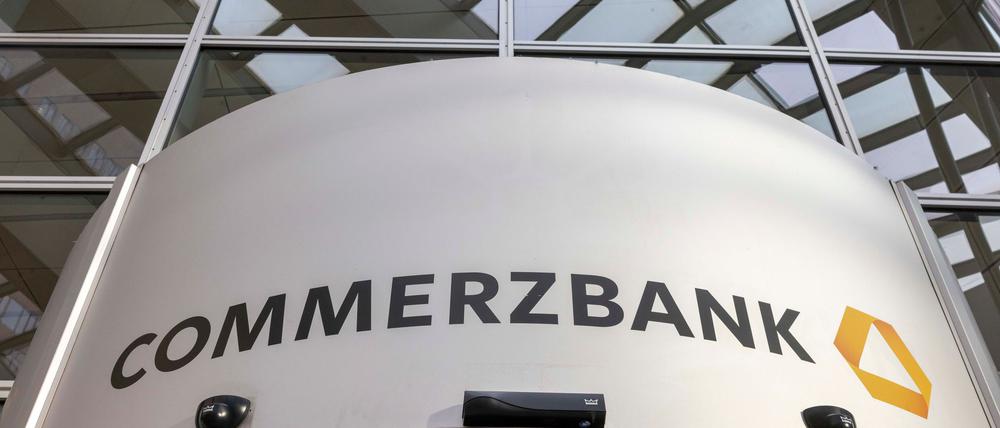 Die Commerzbank will effizienter werden und streicht Tausende Stellen (Archivbild)