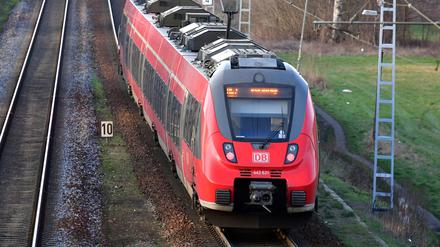 Ein Regionalzug mit Ziel Flughafen Berlin-Schönefeld fährt bei Dabendorf über ein Gleis. 