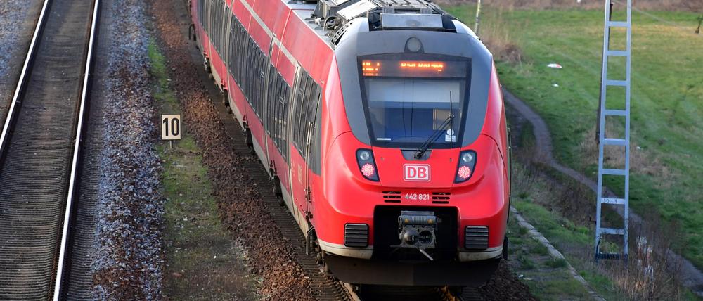 Ein Regionalzug mit Ziel Flughafen Berlin-Schönefeld fährt bei Dabendorf über ein Gleis. 