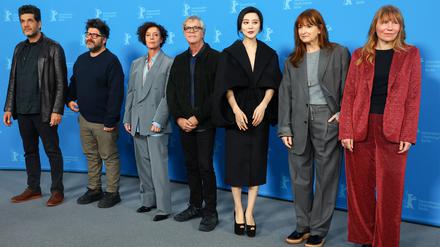 Jury-Präsident Todd Haynes (M) und die anderen Juror:innen Nabil Ayouch, Rodrigo Morena, Maria Schrader, Fan Bingbing, Bina Daigeler und Amy Nicholson (v.l.) beim Foto-Call.