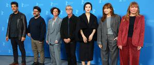 Jury-Präsident Todd Haynes (M) und die anderen Juror:innen Nabil Ayouch, Rodrigo Morena, Maria Schrader, Fan Bingbing, Bina Daigeler und Amy Nicholson (v.l.) beim Foto-Call.