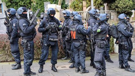 Hagen: Einsatzkräfte stehen vor einer Schule.  