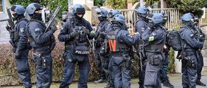 Hagen: Einsatzkräfte stehen vor einer Schule.