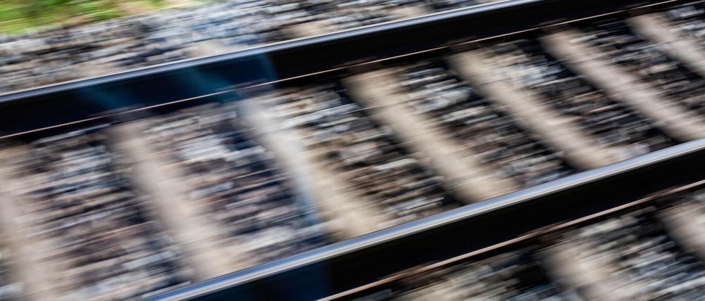 Ein Feuer an einem Kabelschacht der Deutschen Bahn in Berlin wird als Brandstiftung eingeordnet. (Symbolbild)