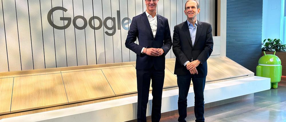 NRW-Ministerpräsident Hendrik Wüst bei einer Reise durch Kalifornien an der Seite von Google-Manager Kent Walker im April 2024 - nun haben sie sich in Berlin wiedergetroffen.