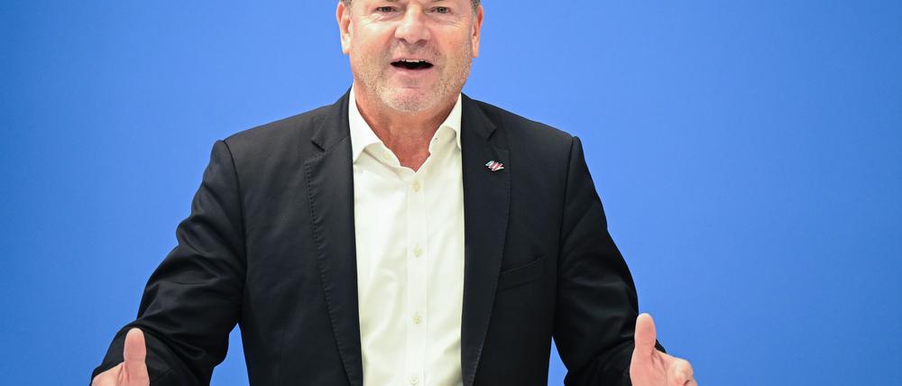 Der Eurowings-Chef Jens Bischof verlangt geringere Steuern und Gebühren für den Luftverkehr.