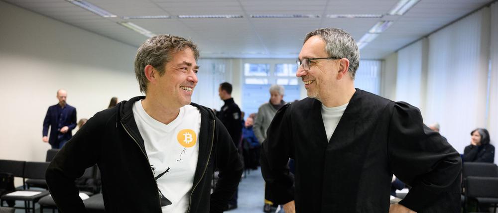 „Querdenken“-Organisator Michael Ballweg (l) steht mit seinem Rechtsanwalt Ralf Ludwig als Kläger vor Gericht.