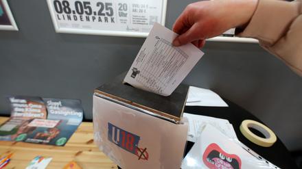 Eine Jugendliche gibt ihre Stimme bei der U18-Wahl ab.
