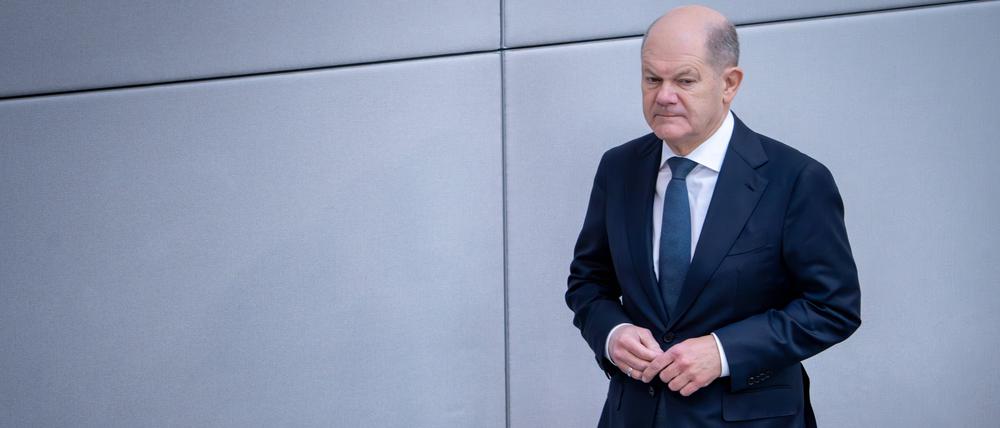 Bundeskanzler Olaf Scholz (SPD) unterwegs im Plenum des Deutschen Bundestag bei der 212. Sitzung des Deutschen Bundestag in Berlin.