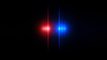 Rotes und blaues Polizeilicht. Ein Forschungsteam will Täter mit einer bislang übersehenen Signatur überführen: ihrem Mikrobiom. 