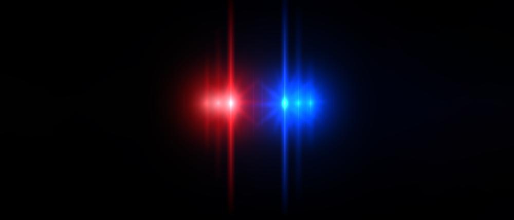 Rotes und blaues Polizeilicht. Ein Forschungsteam will Täter mit einer bislang übersehenen Signatur überführen: ihrem Mikrobiom. 