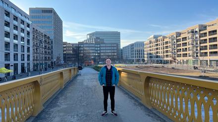 Der US-amerikanische Stadtplaner Wyatt Gordon vor dem Otto-Weidt-Platz in der Europacity. 