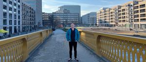 Der US-amerikanische Stadtplaner Wyatt Gordon vor dem Otto-Weidt-Platz in der Europacity. 