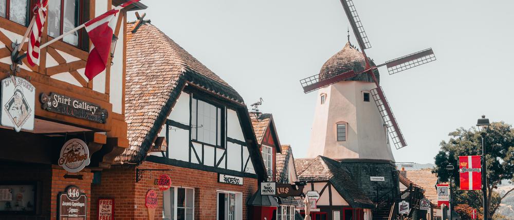 Die Kleinstadt Solvang lockt Kalifornier bereits seit mehr als 100 Jahren mit dänischer Lebenskunst: Warum jetzt nicht ganz Kalifornien kaufen?