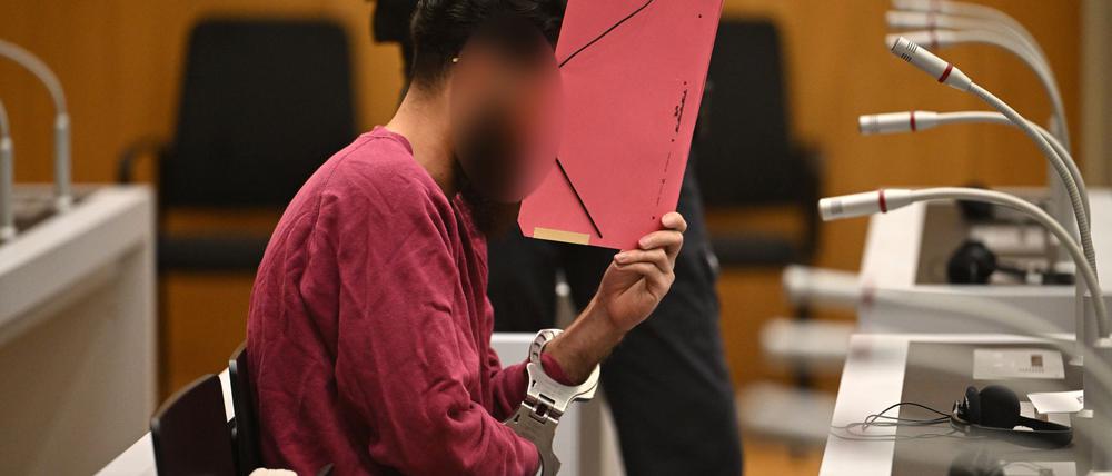 Der Angeklagte Sulaiman A. sitzt beim Prozessauftakt im Gerichtssaal.