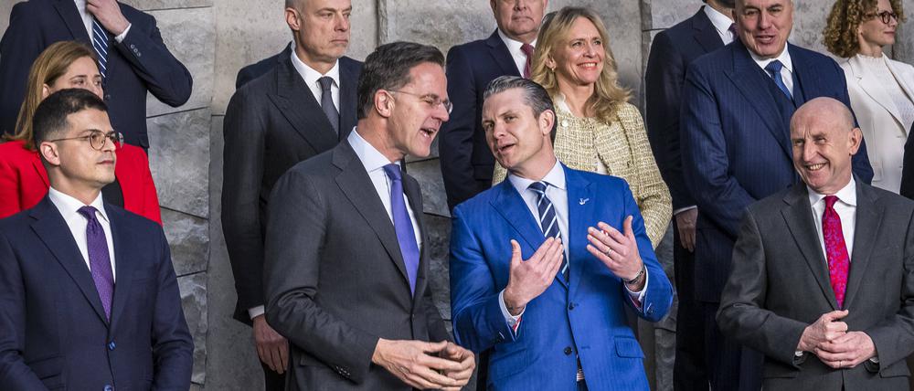 US-Verteidigungsminister Pete Hegseth (re.) im Austausch mit Mark Rutte, Nato-Generalsekretär