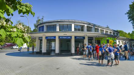 U-Bahnhof Krumme Lanke, Argentinische Allee, Zehlendorf, Steglitz-Zehlendorf, Berlin, Deutschland *** U Station Krumme Lanke, Argentinische Allee, Zehlendorf, Steglitz Zehlendorf, Berlin, Germany  