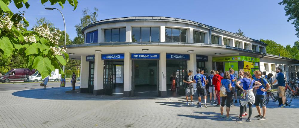 U-Bahnhof Krumme Lanke, Argentinische Allee, Zehlendorf, Steglitz-Zehlendorf, Berlin, Deutschland *** U Station Krumme Lanke, Argentinische Allee, Zehlendorf, Steglitz Zehlendorf, Berlin, Germany  