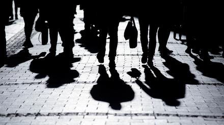 Die Umrisse von Menschen als Schatten – ihre Identität bleibt unklar. 