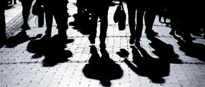 Die Umrisse von Menschen als Schatten – ihre Identität bleibt unklar. 