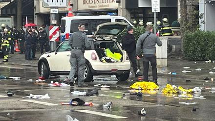 Trümmer liegen auf der Straße verteilt.