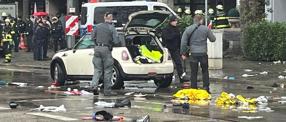 Trümmer liegen auf der Straße verteilt.