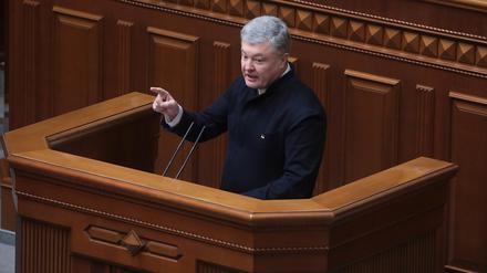 Petro Poroschenko, Abgeordneter des ukrainischen Parlaments, spricht auf der Tribüne während einer außerordentlichen Sitzung des ukrainischen Parlaments. 