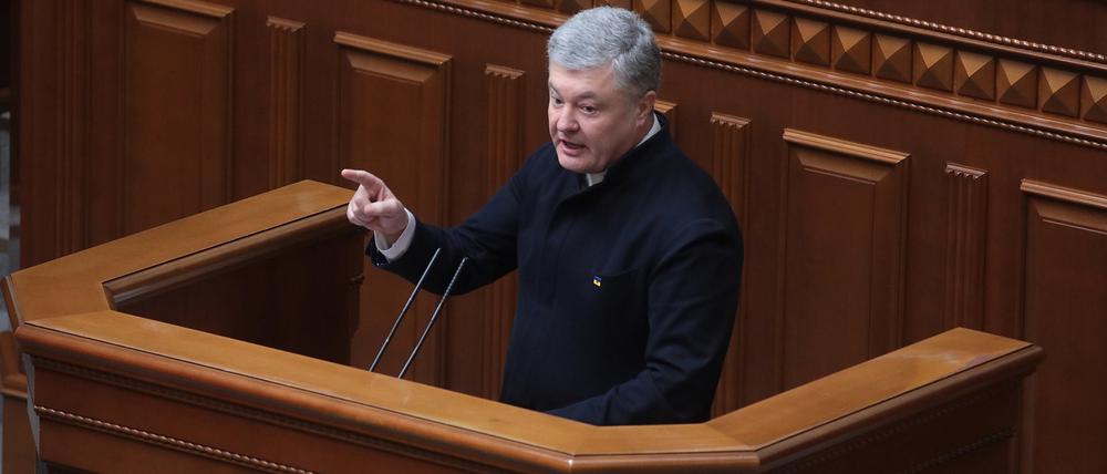 Petro Poroschenko, Abgeordneter des ukrainischen Parlaments, spricht auf der Tribüne während einer außerordentlichen Sitzung des ukrainischen Parlaments.