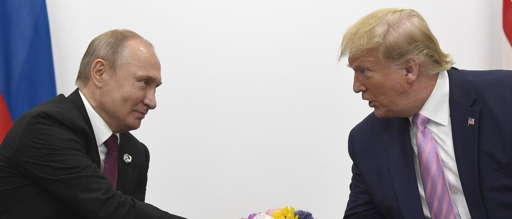 Wladimir Putin (l), Präsident von Russland, und Donald Trump, Präsident der USA, während des G20-Gipfels 2019 in Japan. 