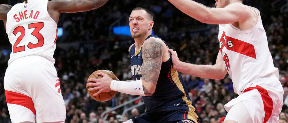 Daniel Theis (M) steht wieder im Kader der deutschen Nationalmannschaft.