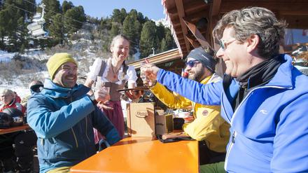 Die Fähnchen vom Willi-Schnaps zierten früher einige Mützen auf der Piste. 