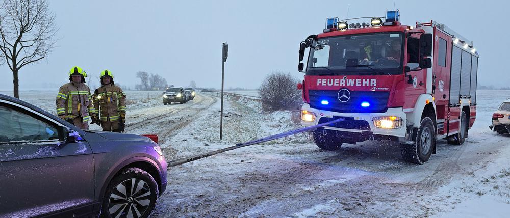 In Brandenburg an der Havel wurden bei witterungsbedingten Unfällen laut Polizei drei Menschen verletzt.