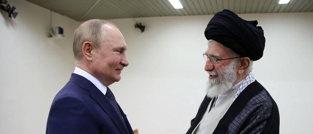 Waffenbrüder: Russlands Präsident Putin und Irans Revolutionsführer Chamenei.