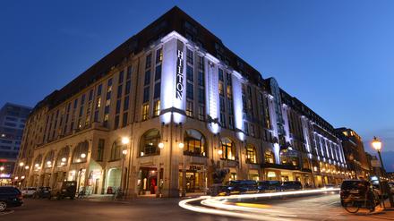 Das Hilton Hotel bei Nacht (Archivbild)
