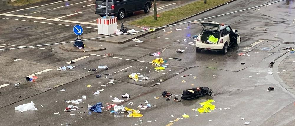 Trümmerteile und Kleidung liegen auf der Straße.