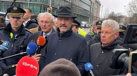 Bayerns Ministerpräsident Markus Söder (CSU, M), Innenminister Joachim Herrmann (CSU, 2.v.l.) und Dieter Reiter (SPD, r) geben am Einsatzort ein Statement. In der Münchner Innenstadt ist ein Fahrzeug in eine Menschengruppe gefahren. +++ dpa-Bildfunk +++