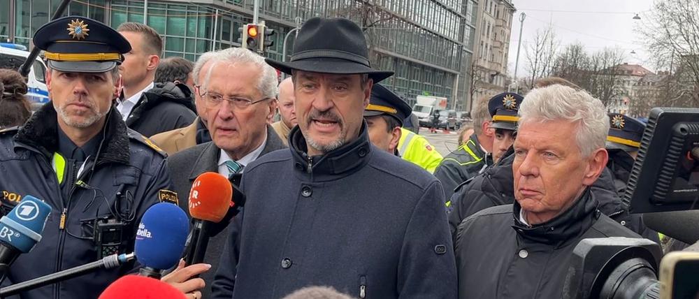 Bayerns Ministerpräsident Markus Söder (CSU, M), Innenminister Joachim Herrmann (CSU, 2.v.l.) und Dieter Reiter (SPD, r) geben am Einsatzort ein Statement. In der Münchner Innenstadt ist ein Fahrzeug in eine Menschengruppe gefahren. +++ dpa-Bildfunk +++